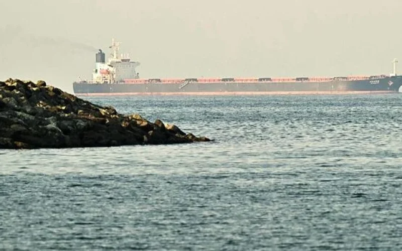 China Pede Paz no Estreito de Ormuz: Garantir a Segurança da Navegação Marítima é Crucial para o Comércio Global