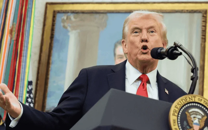 Trump Ordena Apoio a Seguros para Petroleiros e Ameaça Escolta Naval no Golfo para Estabilizar Preços de Petróleo