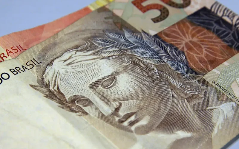 Saques em Massa da Poupança: Brasileiros Retiram R$ 10,5 Bilhões em Agosto, Sinal de Alerta para Investidores?