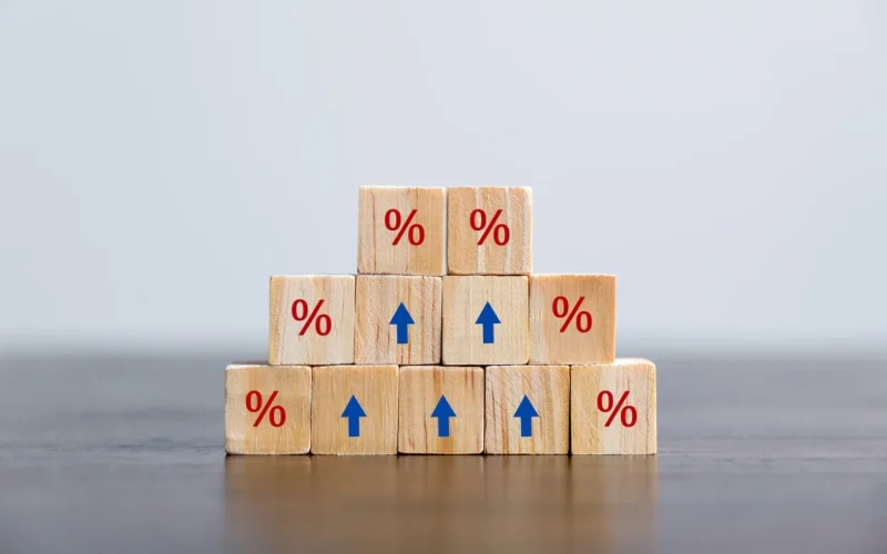 Juros Futuros sob Tensão: Cenário Eleitoral e Dados de Inflação Ditando o Ritmo do Mercado