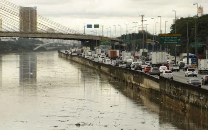 Alerta Máximo: Rio Tietê no Limite em SP com Chuvas Intensas; Risco de Transbordamento Ameaça Capital Paulista