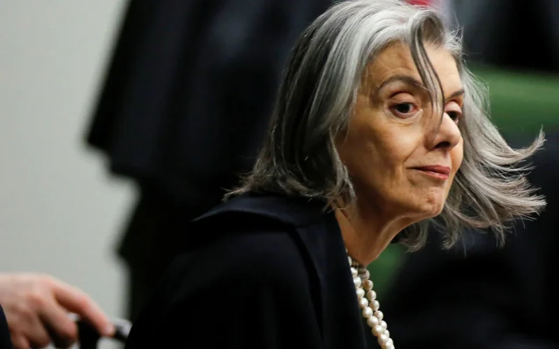 Mal-Estar Cívico no STF: Ministra Cármen Lúcia Lamenta Exposição Negativa e Crise Institucional