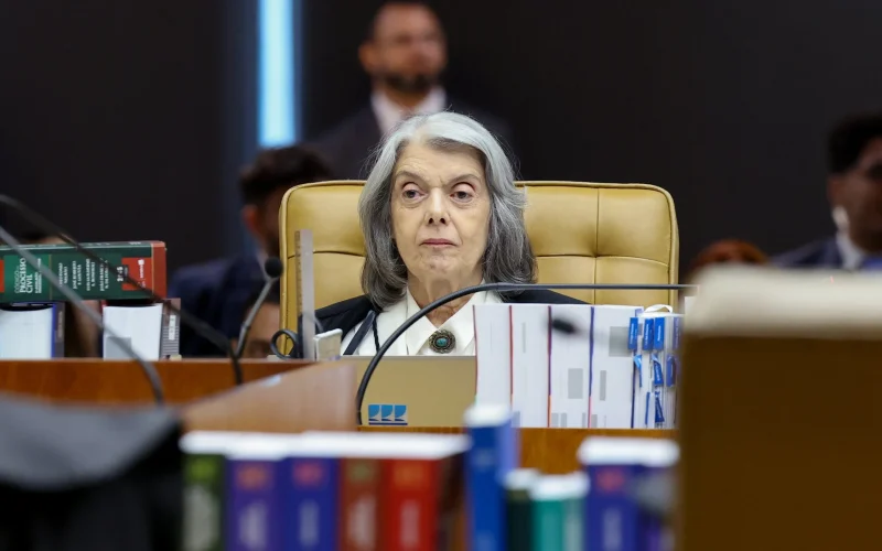 Cármen Lúcia Lamenta Descrença em Instituições: O Que Isso Significa Para a Estabilidade Democrática e Econômica do Brasil?