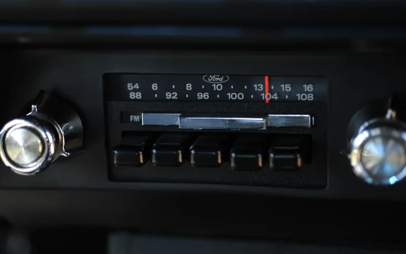 Rádio AM: A Tecnologia Centenária que Pode Voltar a Ser Obrigatória nos Carros Americanos e Impactar a Indústria Automotiva