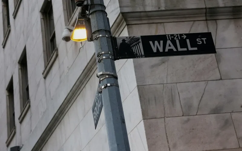Pesquisa Eleitoral, Boletim Focus e Falas do Fed: O Que Move os Mercados Nesta Segunda-feira com Tensão Geopolítica