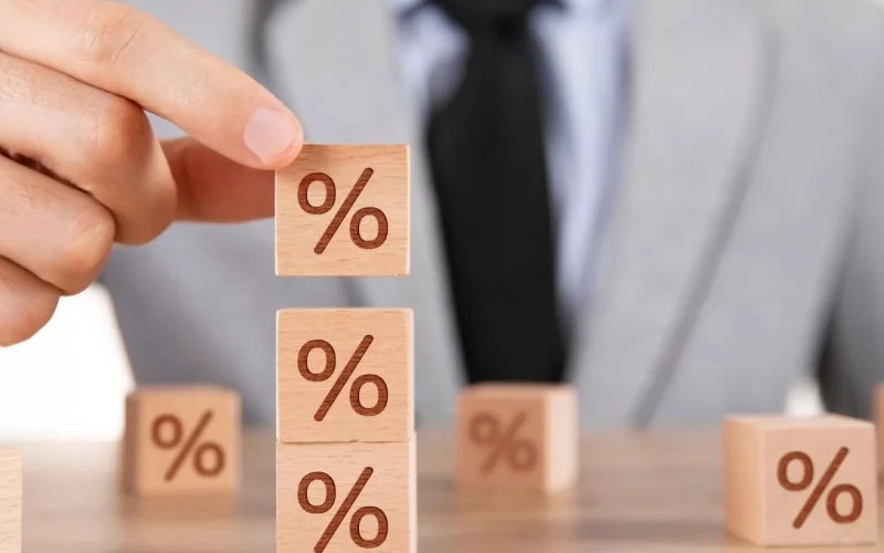 Juros Futuros Disparam: Corte de 0,5 pp da Selic em Março em Risco com Conflito no Oriente Médio e Inflação em Alta