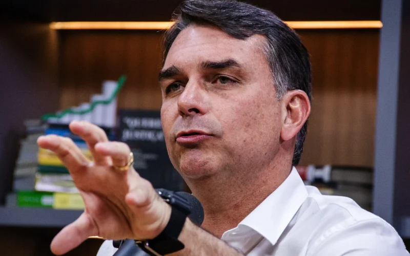 Flávio Bolsonaro Propõe Fundo SOS Brasil para Reduzir Dívida Pública e Juros de Credores