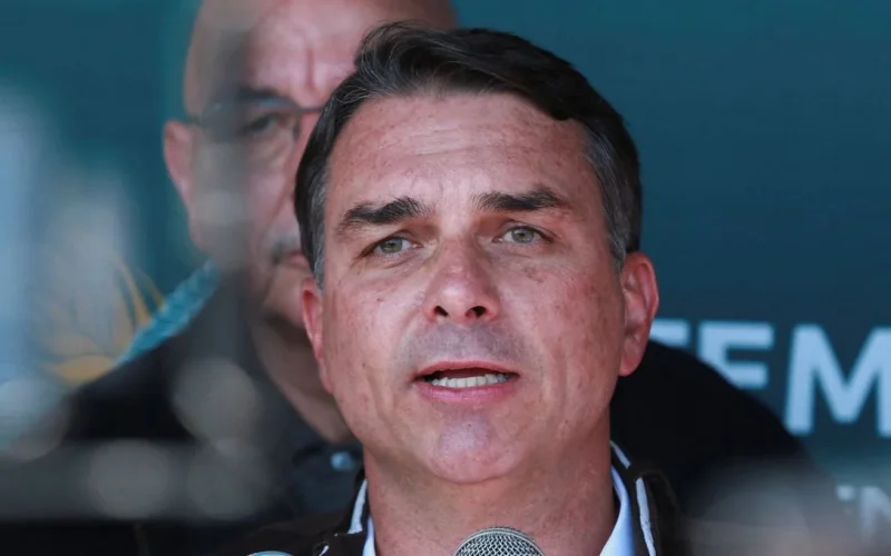 Flávio Bolsonaro mira cassinos online, mas sinaliza 'porto seguro' para apostas esportivas: entenda o impacto