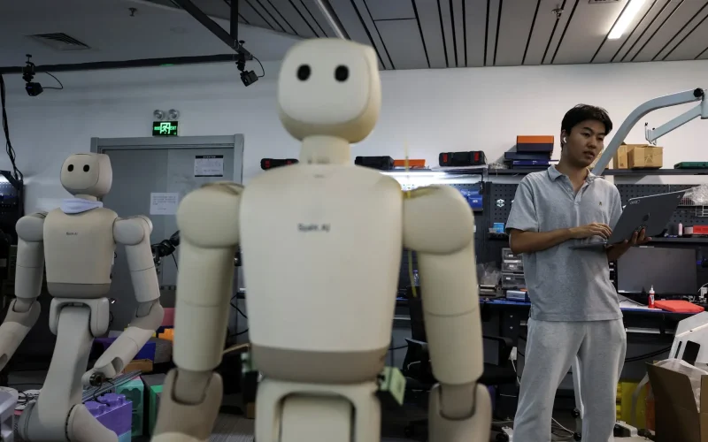 Corrida da IA: EUA lideram em modelos, mas China aposta em chips e infraestrutura para superar rivais