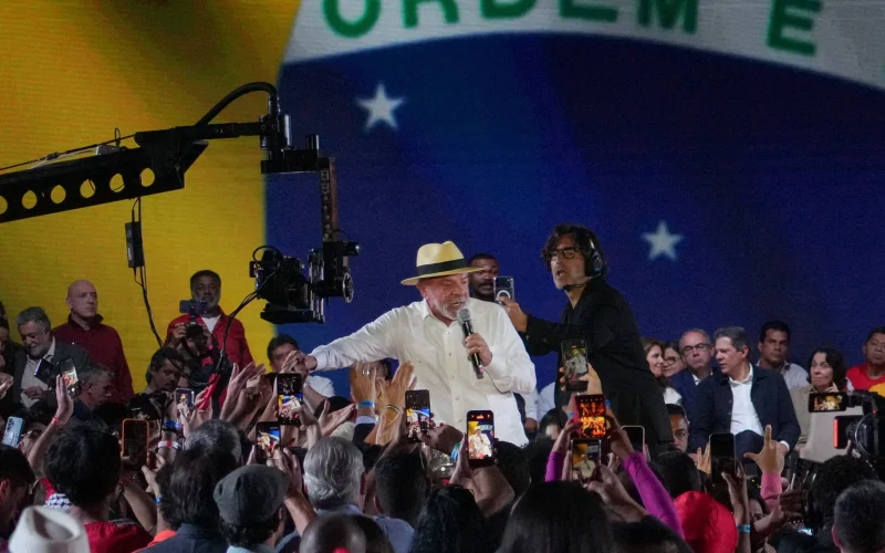 Lula: Presidente deve ser amigo do povo, não de banqueiros como Vorcaro, em ataque a Flávio Bolsonaro
