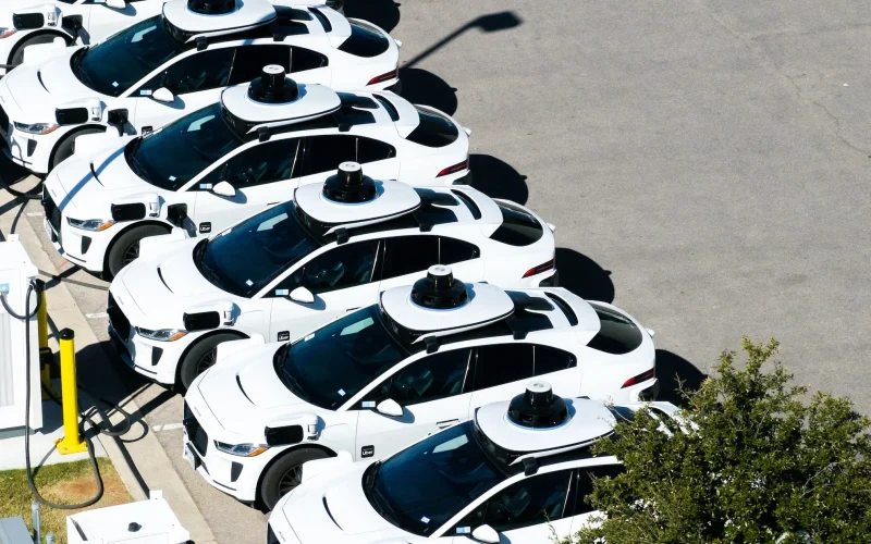 Waymo Acelera Expansão: Frota Cresce 49% no Texas com Minivans Chinesas e Impacta Custos e Estratégia