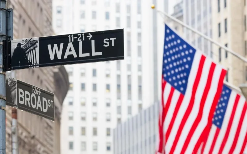 Wall Street Dispara: Otimismo Tech Impulsiona Bolsas, Mas Inflação e Petróleo Geram Alerta