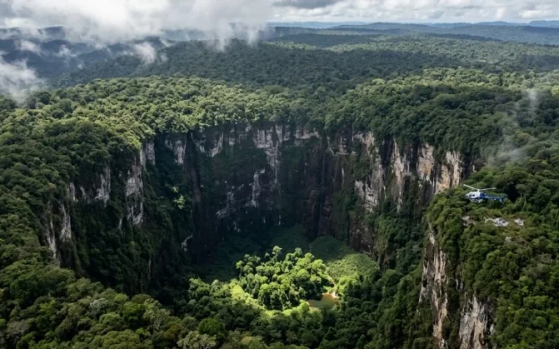 Mistério Geológico Revelado: Sumidouros Gigantes na Venezuela e o Processo Lento de Colapso que Causa Impacto na Natureza