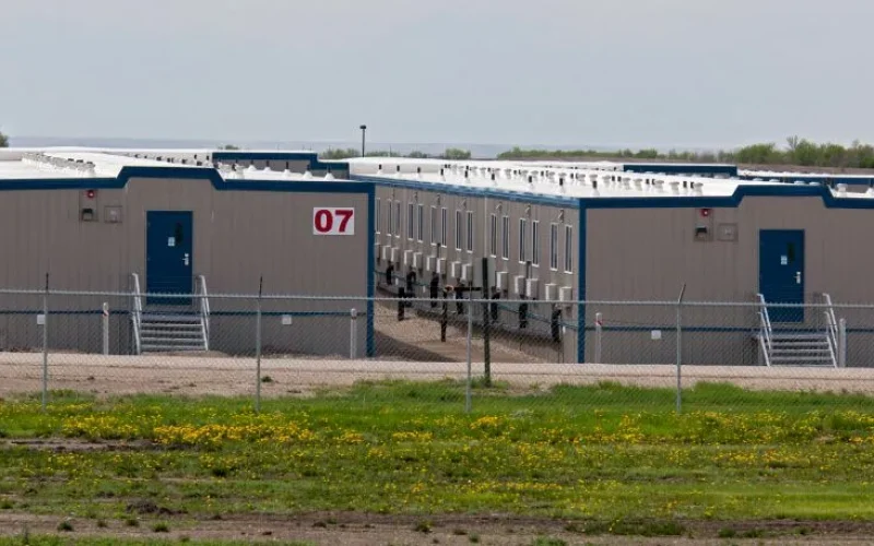 Man Camps: Oportunidade de Lucro Bilionária em Construção de Data Centers de IA e Detenção de Imigrantes