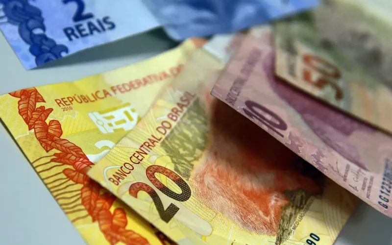 Juros Disparam em Agosto: Famílias Brasileiras Afogadas em Dívidas com Inadimplência Alcançando 6%