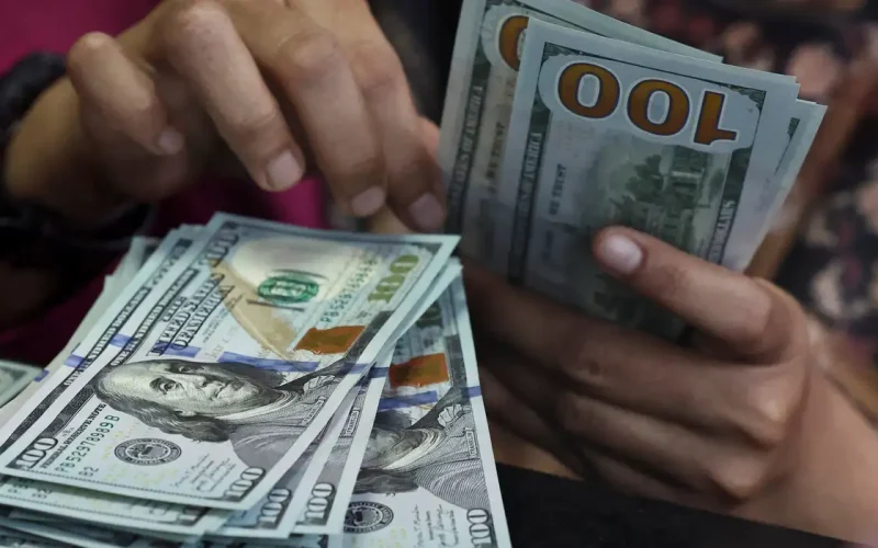 Dólar Dispara Para R$ 5,22: O Que Isso Significa Para Seu Bolso e Investimentos em Meio à Tensão Global?
