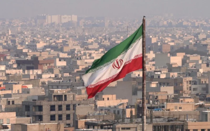 Irã: Mojtaba Khamenei, filho do Líder Supremo, assume o posto em meio a tensões globais e conflitos regionais