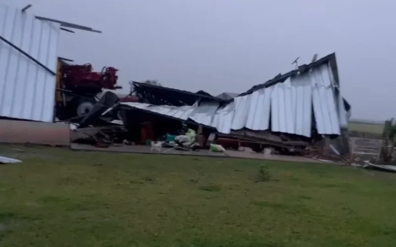 Temporal Devasta Galpão Agrícola no RS às vésperas do plantio de arroz: prejuízos e incertezas para produtores