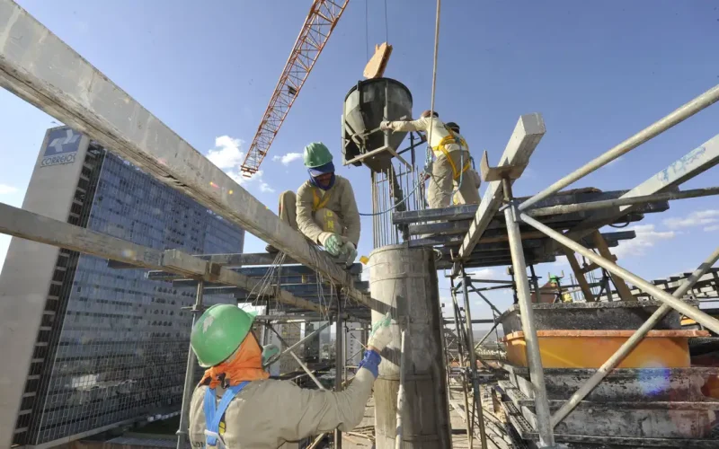 Criação de Empregos em Agosto: Brasil Gera 165.827 Vagas Formais e Supera Expectativas