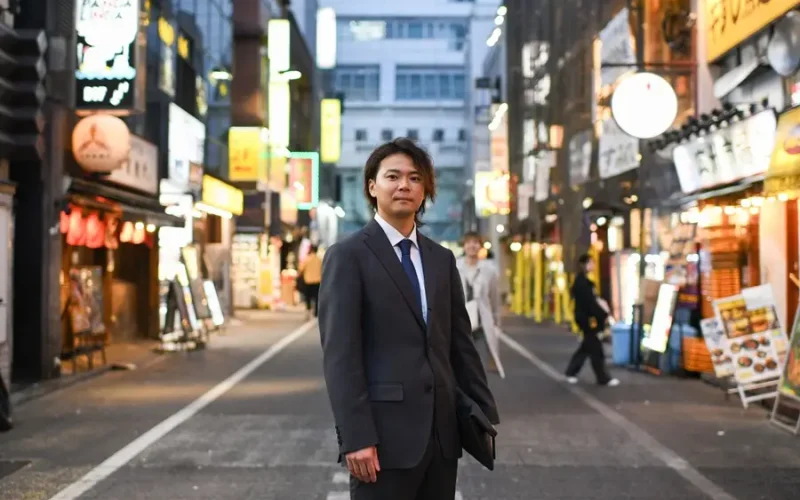 Adeus, Tinder? Jovens Japoneses Trocam Apps por Casamenteiros Profissionais em Busca do Casamento Rápido
