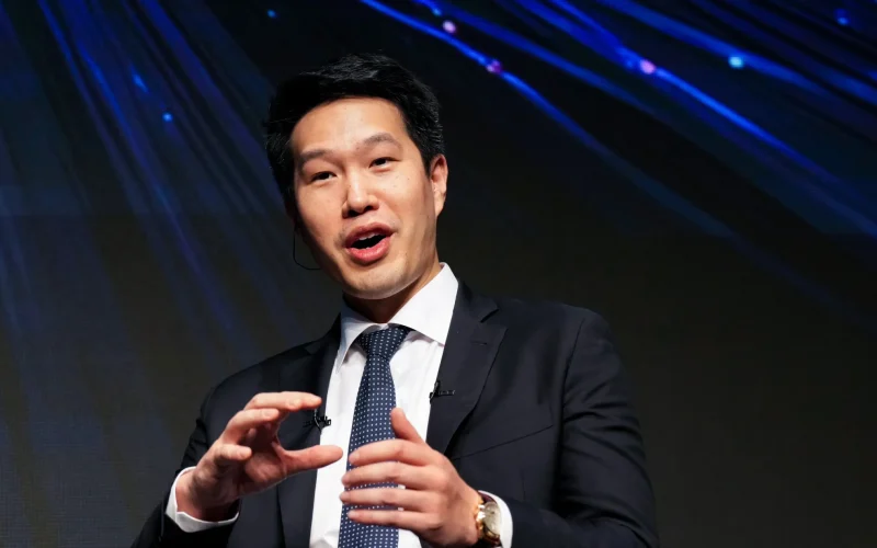 OpenAI: CEO de Pesquisa Defende Segurança em Meio a Hacks e Pede Calma no Desenvolvimento de IA