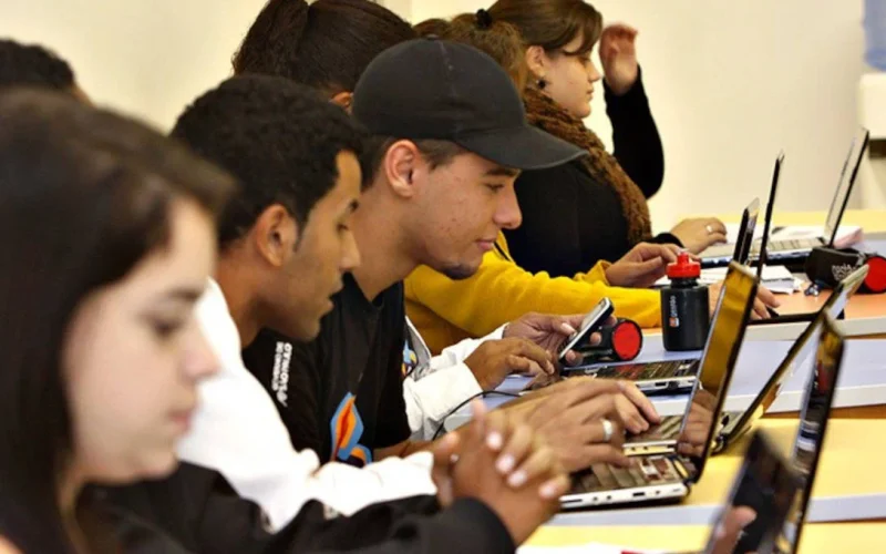 Jovens Brasileiros: Nem-Nem Cai para 22,4%, Mas Desafios na Educação e Inserção Profissional Persistem
