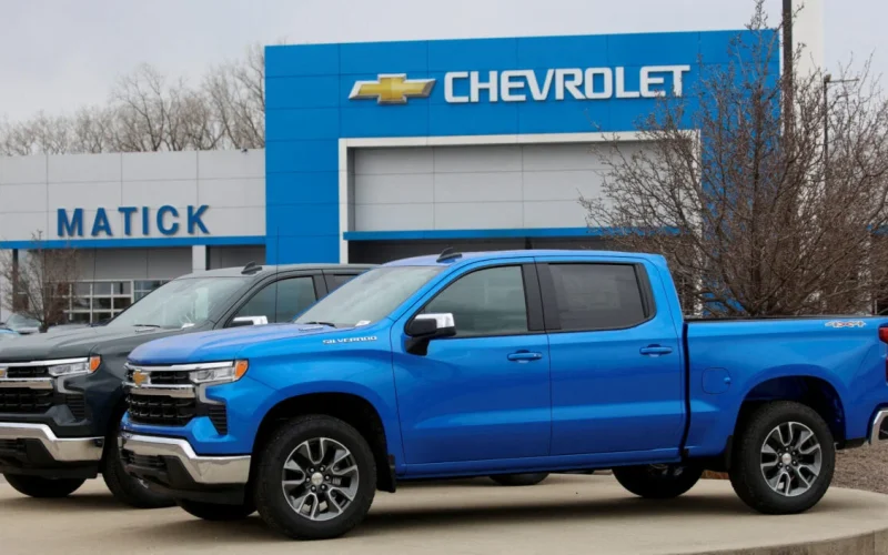 GM Lidera Vendas nos EUA, Mas Toyota Ganha Terreno com Híbridos em Meio à Alta do Petróleo