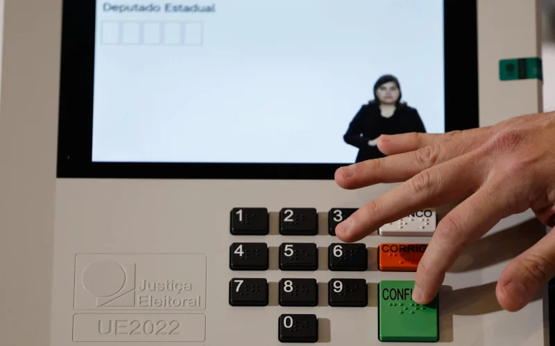 Voto Assistido em 2026: Quase 2 Milhões de Eleitores com Deficiência Têm Direito a Auxílio na Urna Eletrônica