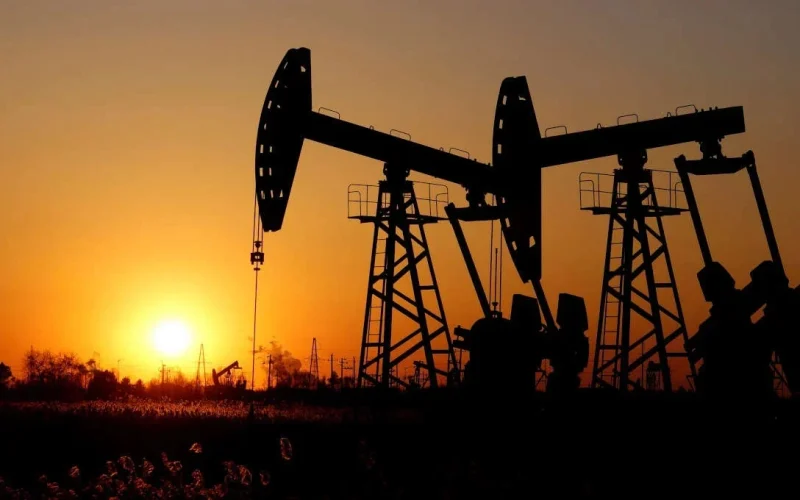 Petróleo Oscila: IEA Planeja Liberação Recorde de Reservas Diante de Tensão EUA-Irã e Impacto no Mercado Global