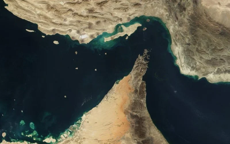 Estreito de Ormuz: Irã exige coordenação com Marinha para navios passarem, elevando tensões e preços do petróleo