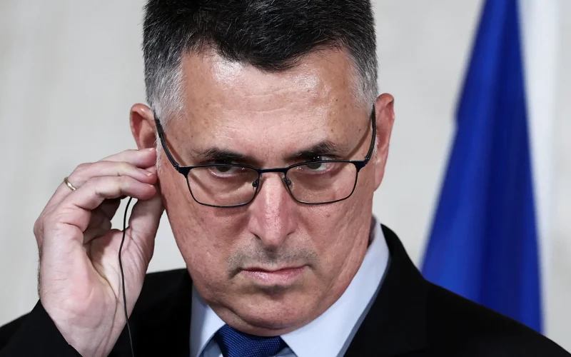 Israel nega escassez de interceptores de mísseis após mais de 300 disparos do Irã, mas mercado reage com cautela.