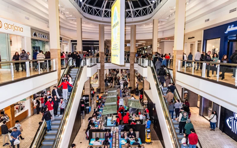 Geração Z Revoluciona Shoppings: Jovens Impulsionam Recuperação com Compras e Experiências Digitais