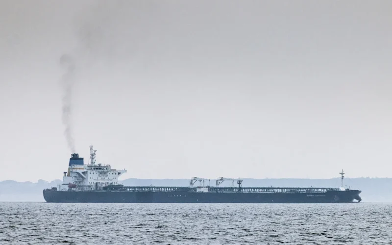 Seguro de Navios Cruzando Estreito de Ormuz Dispara 500% Após Ataques: Custos Exorbitantes Ameaçam Comércio Global de Petróleo