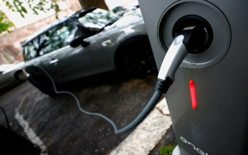 Carros Elétricos Reduzem Demanda de Petróleo em 2,3 Milhões de Barris Diários em 2025: Economia Global e Oportunidades Financeiras