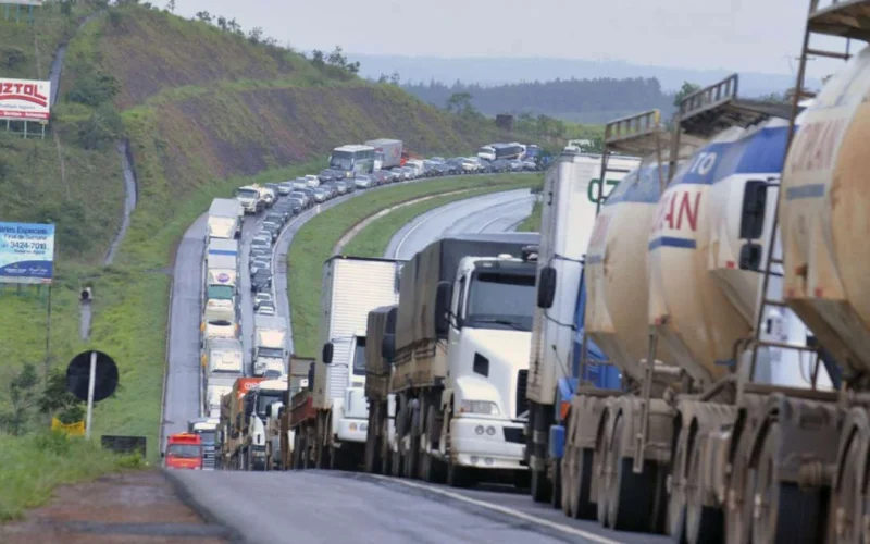 CNTTL Suspende Apoio a Greve de Caminhoneiros Após Reunião com Boulos e Prioriza Diálogo sobre Fretes Mínimos