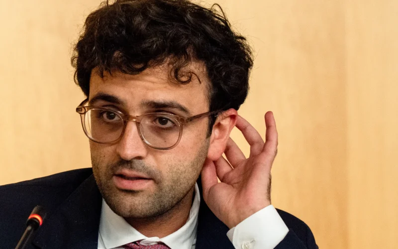 Kalshi enfrenta acusações criminais históricas no Arizona por suposto "negócio ilegal de jogos de azar" e apostas eleitorais