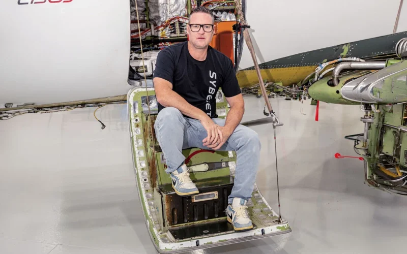 Condenado a 4 anos, CEO perdoado por Trump busca US$ 1 bilhão para nova empresa de jatos: 'Podem confiar'