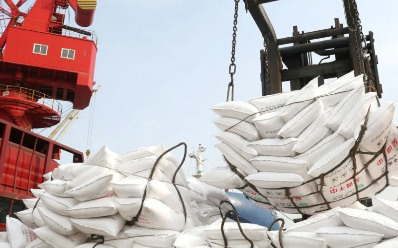 China Restringe Exportação de Fertilizantes: Preços Disparam e Ameaçam Segurança Alimentar Global