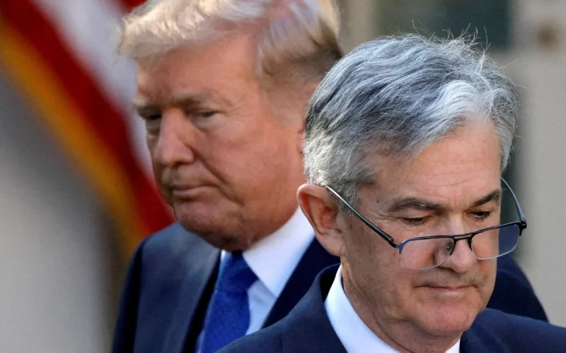 Trump ataca Powell e Fed, exigindo cortes de juros e chamando presidente de 'teimoso e incompetente' em meio a incertezas globais