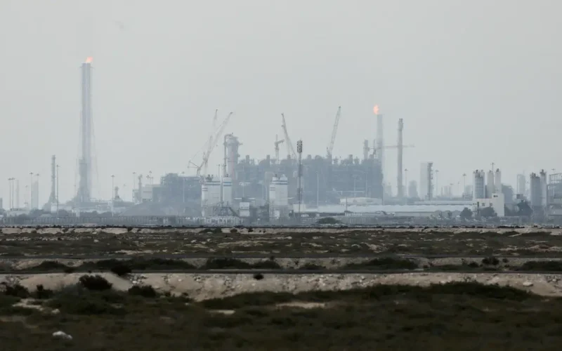 Tensões no Oriente Médio Elevam Petróleo Brent a US$ 119: Ataques a Infraestrutura Energética Criam Turbulência Global e Alteram Dinâmicas de Mercado