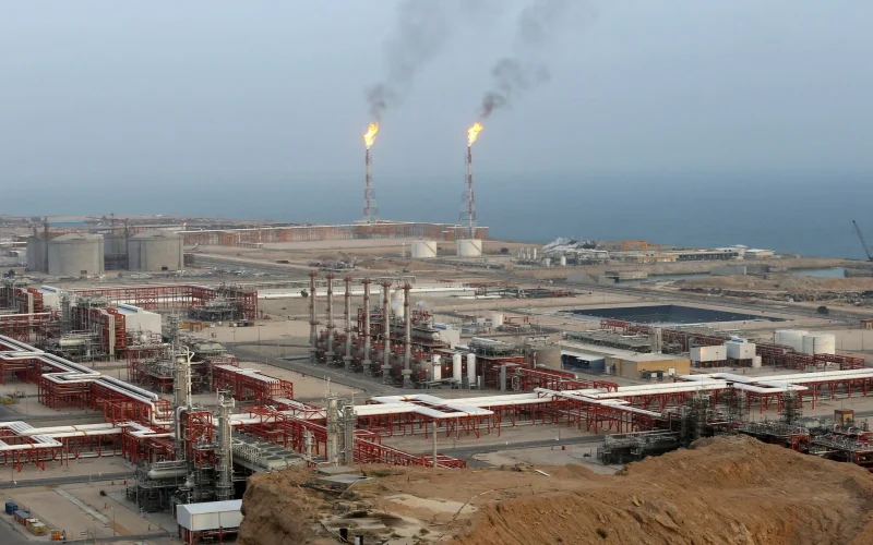 Preço do petróleo dispara acima de US$ 110 com ameaça de Trump a campos de gás iranianos, elevando tensões geopolíticas e risco de inflação global