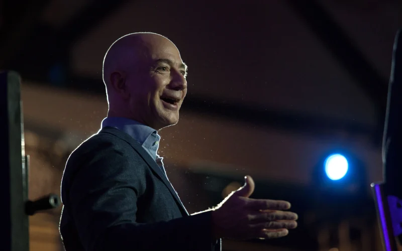 Jeff Bezos mira R$ 500 bilhões para revolucionar indústrias com IA via fundos de aquisição de empresas