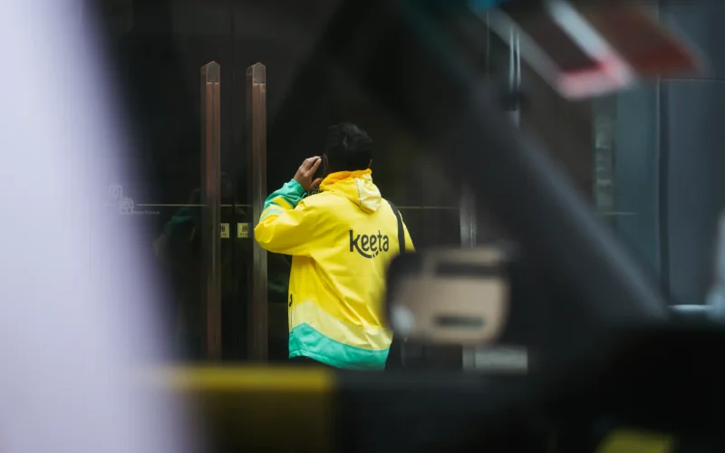 Keeta Troca de Rota no Brasil: Gigante Chinesa Enfrenta Obstáculos e Reduz Expansão no Rio de Janeiro