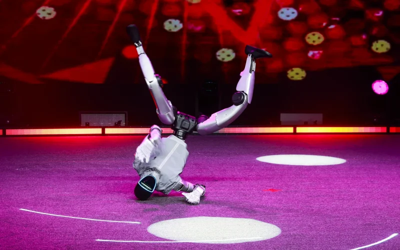 Robô Dançarino Caos em Restaurante: Funcionários Precisam Intervir em Incidente com Robô Humanoide em Cupertino, Califórnia