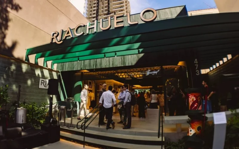 Riachuelo (RIAA3) adia captação de R$ 400 milhões devido à instabilidade global; entenda os impactos e o futuro da expansão da varejista