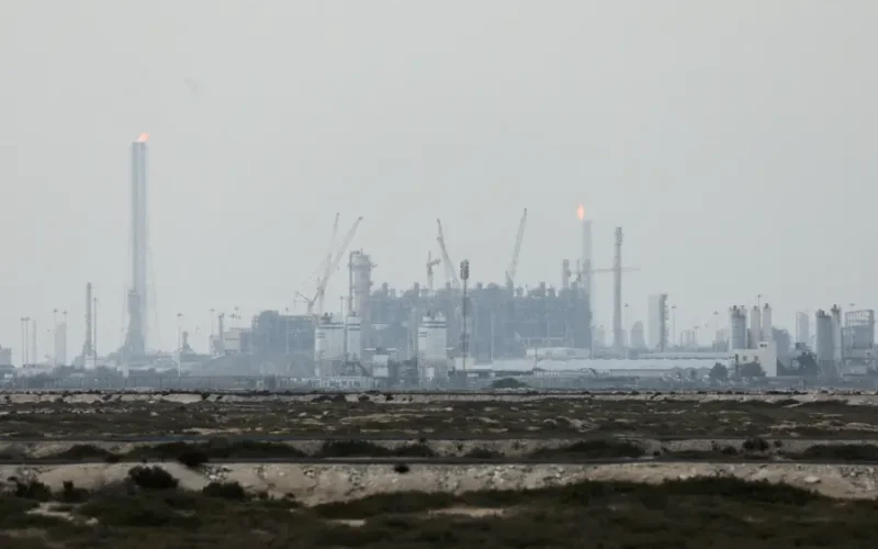 Irã Ataca Refinaria no Kuwait e Israel Mata Líder da Guarda Revolucionária, Escalada Militar Ameaça Fornecimento Global de Energia