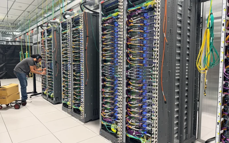 Amazon Trainium Lab: A Gigante da Nuvem Desafia a Nvidia com Chips Inovadores e Preços Competitivos