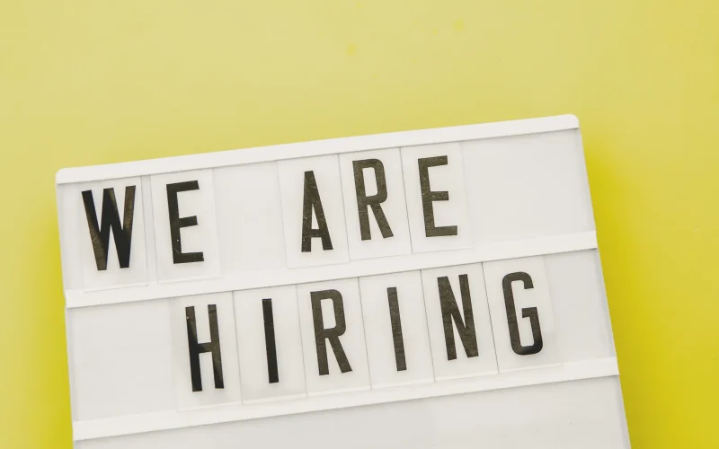 Tokens de IA: Novo Bônus de Contratação ou Apenas Custo Operacional? A Análise Financeira Definitiva