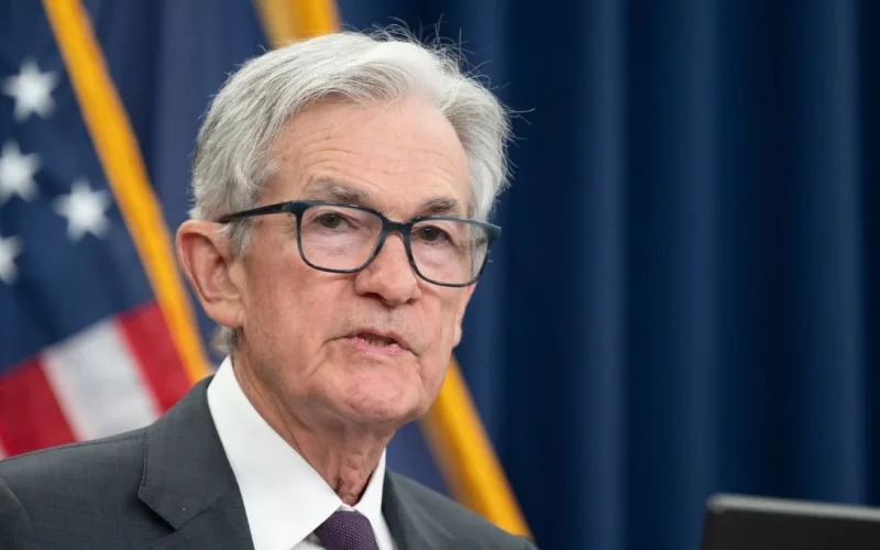 Powell defende independência do Fed ao elogiar Volcker por resistir a pressões políticas em meio a ataques de Trump