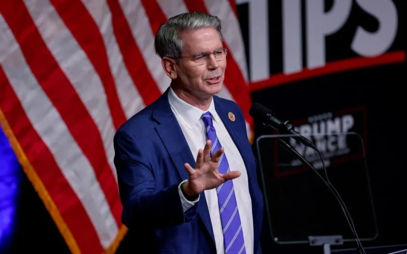 Secretário do Tesouro dos EUA, Scott Bessent, afirma que há "dinheiro de sobra" para guerra contra Irã, mas pede verba extra para Forças Armadas